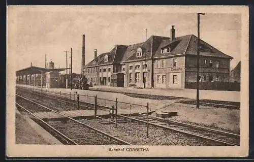 AK Corbetha / Schkopau, Bahnhof Bahnsteigseite mit Gasthaus v. Carl Weise, Zug mit Dampflok