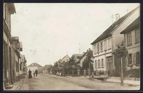 Foto-AK Weisenheim / Sand, Strassenpartie am Sand, Wohnhäuser und Passanten