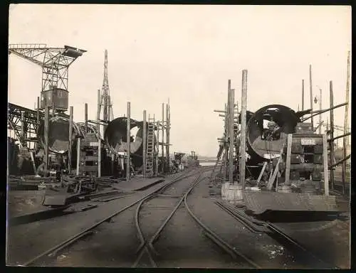 15 Fotografien AG Weser Bremen, U-Boot bau, Teile des Ubootes auf Transportbahnen zur Montage in der AG Weser Bremen