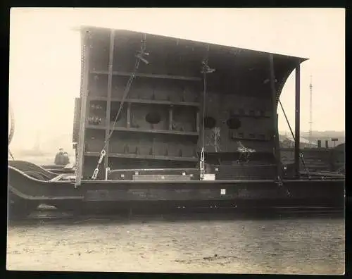 15 Fotografien AG Weser Bremen, U-Boot bau, Teile des Ubootes auf Transportbahnen zur Montage in der AG Weser Bremen