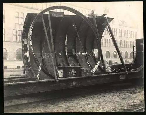 15 Fotografien AG Weser Bremen, U-Boot bau, Teile des Ubootes auf Transportbahnen zur Montage in der AG Weser Bremen