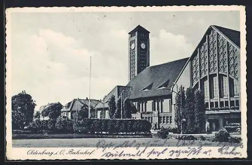 AK Oldenburg / O., Bahnhof mit Leuten