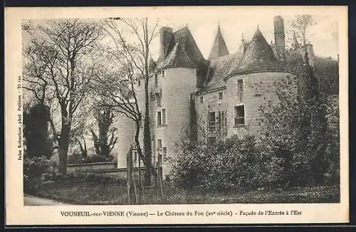 AK Vouneuil-sur-Vienne, Le Château du Fou, XVe siècle, Facade de l`Entrée à l`Est