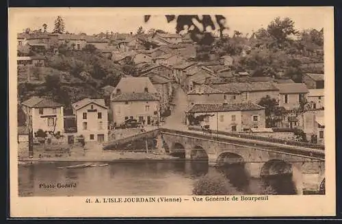 AK L`Isle-Jourdain, Vue générale de Bourpeuil avec pont sur la rivière