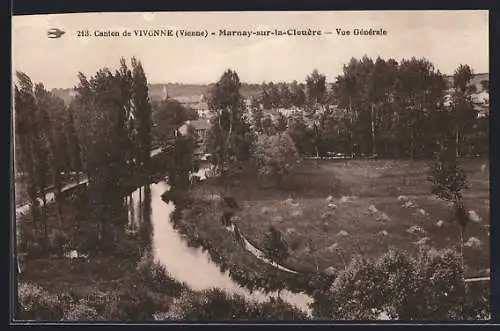 AK Marnay-sur-la-Clouère, Vue générale du village et de la rivière entourée d`arbres