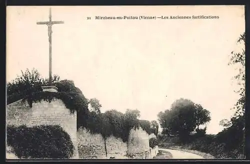 AK Mirebeau-en-Poitou, Les anciennes fortifications