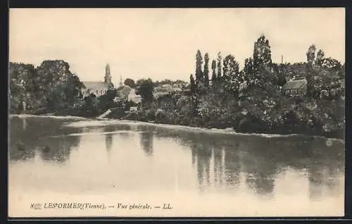 AK Les Ormes, Vue générale du village et de la rivière