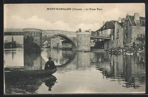 AK Montmorillon, Le Vieux Pont sur la Gartempe avec un homme en barque