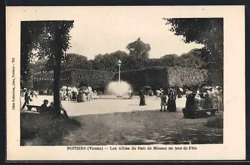 AK Poitiers, Les Allées du Parc de Blossac un jour de fête