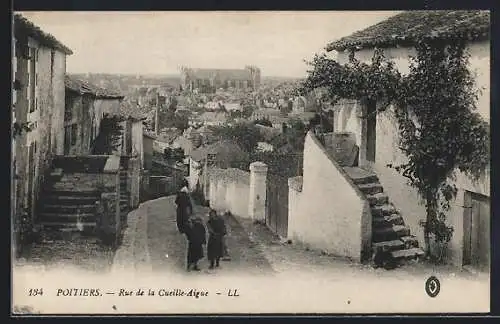 AK Poitiers, Rue de la Civeille-Aigue avec vue sur la ville