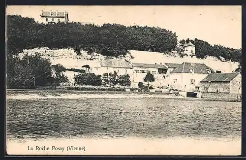 AK La Roche-Posay, Vue sur la rivière et les maisons sur la colline