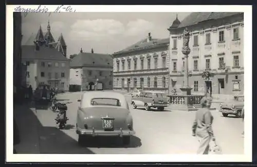 AK Eggenburg, Strassenpartie mit Autos und Passanten