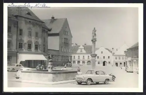 AK Eggenburg, Strassenpartie mit Autos, Brunnen und Denkmal