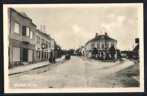 AK Ziersdorf /N.-Oe., Strassenpartie mit kleiner Esso-Tankstelle