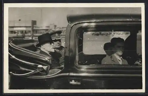 AK Präsident Masaryk (TGM) sitzt in seinem Auto