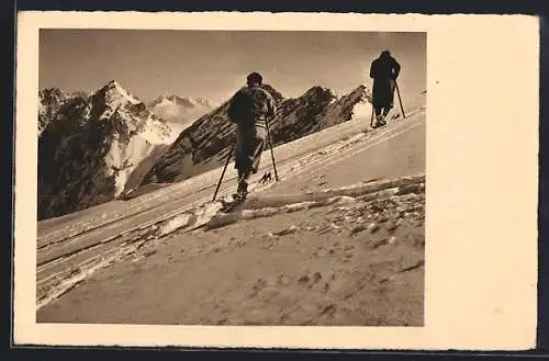 AK Zwei Skifahrer an einem Hang