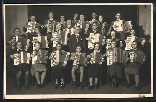 Foto-AK Gruppenbild von Männern und Frauen mit Akkordeons