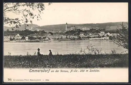 AK Emmersdorf a. d. Donau, Frauen am Donau-Ufer, Blick auf die Ortschaft