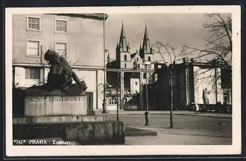 AK Prag, Emauzy, Denkmal mit Blick zur Kirche