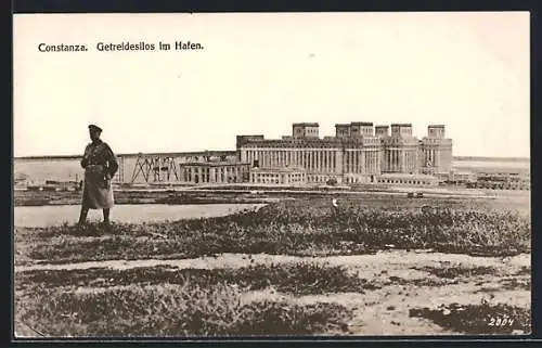 AK Constanza, Getreidesilos am Hafen, Soldat in Uniform