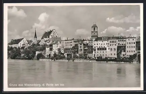 AK Wasserburg am Inn, Häuserzeile am Flussufer, Blick zum Kirchturm