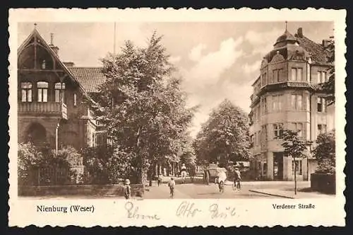 AK Nienburg /Weser, Verdener Strasse mit Radfahrern