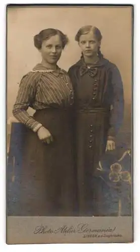 Fotografie Photo-Atelier Germania, Siegen, an der Siegbrücke, Mutter und Tochter in eleganter Kleidung