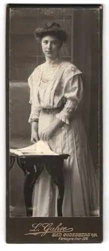 Fotografie L. Gahre, Bad Godesberg a. R., Frau in elegantem Kleid