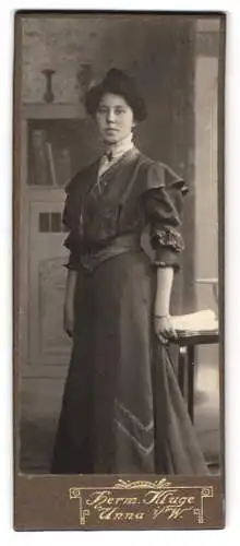 Fotografie Hermann Kluge, Unna i. W., Schäferstrasse 14, Dame im eleganten Kleid