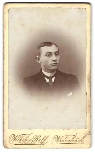 Fotografie Wilhelm Rulf, Wiedenbrück, Porträt eines jungen Mannes