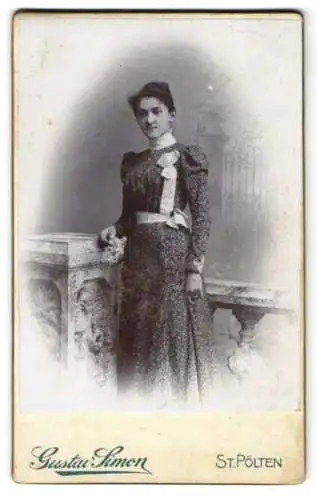 Fotografie Gustav Simon, St. Pölten, Park Promenade 20, Elegante Dame im langen Kleid