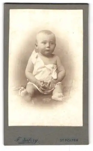 Fotografie Friedrich Jmbery, St. Pölten, Schulgasse 1, Portrait eines sitzenden Kleinkindes