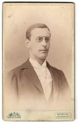 Fotografie Aug. Wilcke, Innsbruck, Rudolfstrasse No. 1, Portrait eines eleganten Herrn