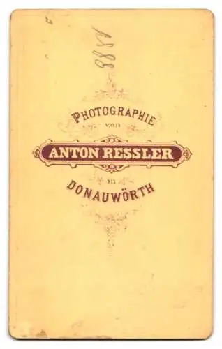 Fotografie Anton Ressler, Donauwörth, Frau mit Kopfbedeckung und Buch