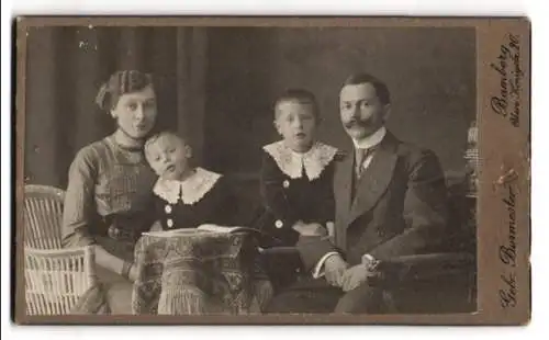 Fotografie Gebr. Burmester, Bamberg, Obere Königstrasse 20, Familienszene mit Eltern und Kindern