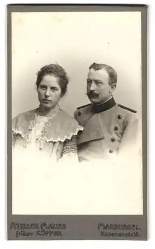 Fotografie Atelier Mauss, Marburg a. L., Kasernenstrasse 15, Uniformierter Soldat nebst Ehefrau