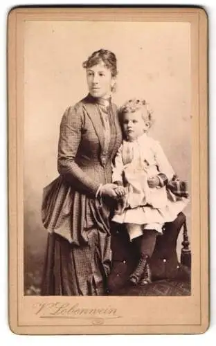 Fotografie V. Lobenwein, Villach, Südbahnstrasse, Frau mit Kleinkind auf einem Stuhl