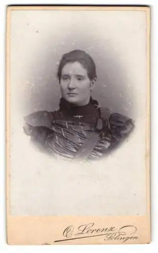 Fotografie Otto Lorenz, Solingen, Kaiserstr. 259, Porträt einer Frau in elegantem Kleid