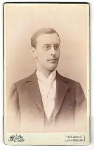 Fotografie Aug. Wilcke, Innsbruck, Rudolfstrasse 1, Portrait eines jungen Mannes