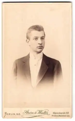 Fotografie Stróm u. Walter, Berlin, Köpenickerstr. 102, Portrait eines jungen Mannes