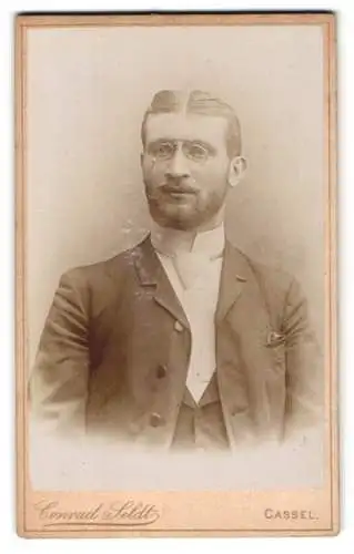 Fotografie Conrad Seldt, Cassel, Untere Carlstrasse 1, Porträt eines Mannes mit Brille