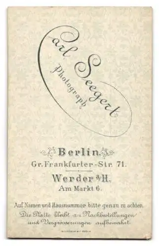 Fotografie Carl Seegert, Berlin, Gr. Frankfurter Str. 71, Dame in eleganter Kleidung