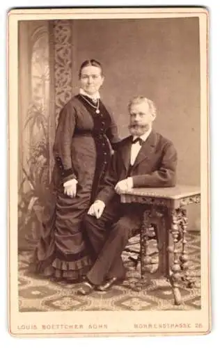 Fotografie Louis Boettcher Sohn, Berlin, Mohrenstrasse 28, Portrait eines eleganten Paares