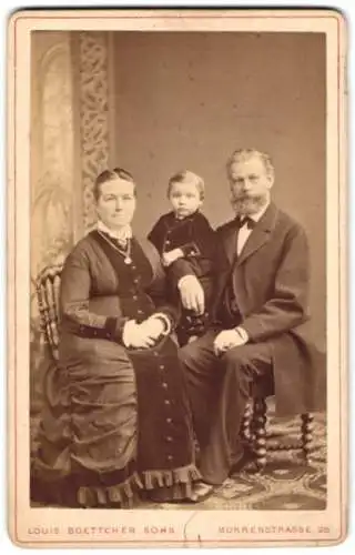 Fotografie Louis Boettcher Sohn, Berlin, Mohrenstrasse 28, Familienportrait mit Kleinkind