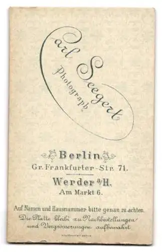 Fotografie Carl Seegert, Berlin, Gr. Frankfurter Str. 71, Porträt eines Herrn mit Brille