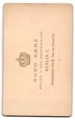 Fotografie Hugo Danz, Berlin, Jerusalemer Strasse 28, Sitzende Dame mit elegantem Kleid