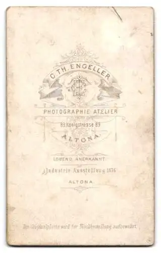 Fotografie C. Th. Engeller, Altona, Königstr. 89, Sitzende Frau mit Buch