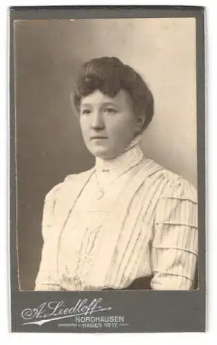 Fotografie A. Liedloff, Nordhausen, Hagen Nr. 17, Porträt einer Frau in elegantem Kleid