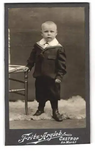 Fotografie Fritz Argleb, Castrop, Am Markt, Porträt eines Kindes im Matrosenanzug