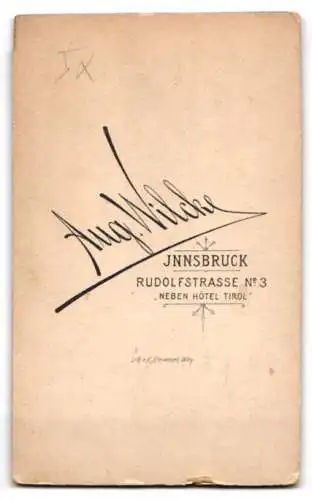 Fotografie Aug. Wilcke, Innsbruck, Rudolfstrasse 3, Porträt eines eleganten Herren mit Schnurrbart